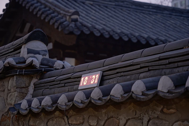저녁, 한옥 지붕 위에서 18:31을 보여 주는 가물가물