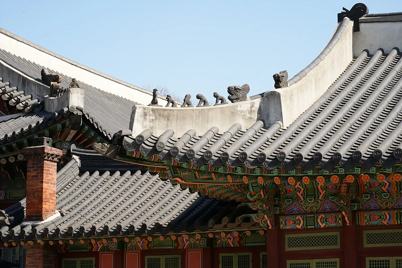 잡상이 앉은 궁궐 지붕
